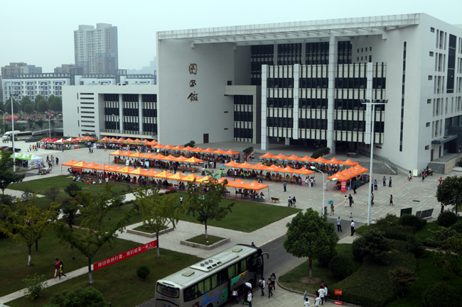 新生报到,老生迎接,领导、老师到现场关怀慰问,一片热闹的场景