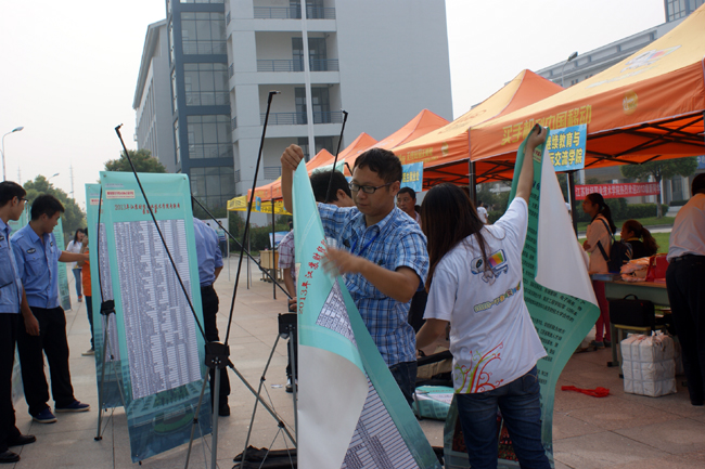 志愿者支架贴海报,新生有在生活或者学习上不懂的,可以参考海报内容
