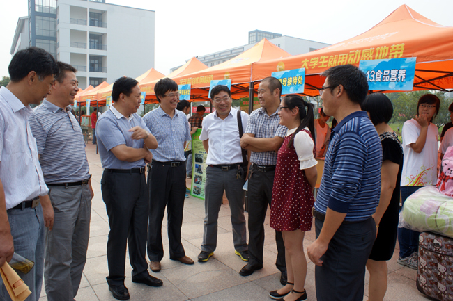 到了新学校要尽快适应新环境,制定新计划并付诸行动,院领导到迎新现场欢迎新生并向他们提出建议