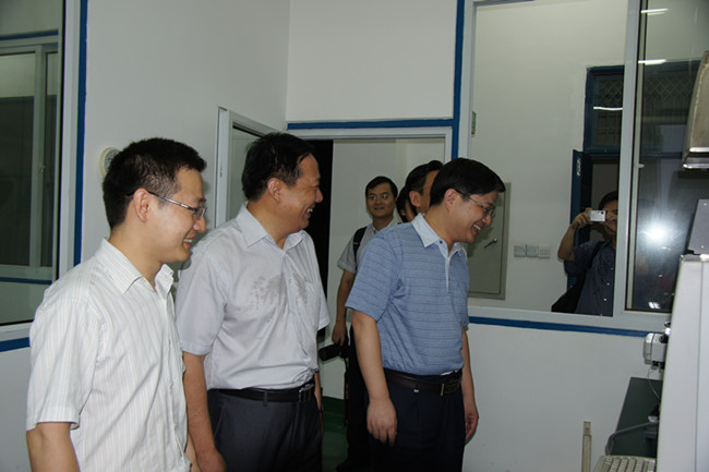 来宾们参观我院淮安饲料安全公共技术服务中心