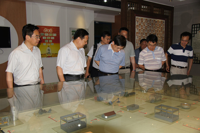 来宾们参观我院相关实训基地