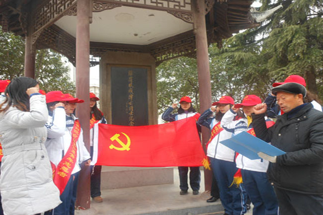 学院关工委郑德华老师带领党员师生重温入党誓词