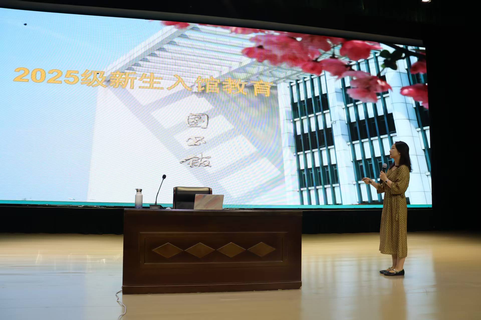 汤丽媛作图书馆资源使用介绍 汤丽媛作图书馆资源使用介绍